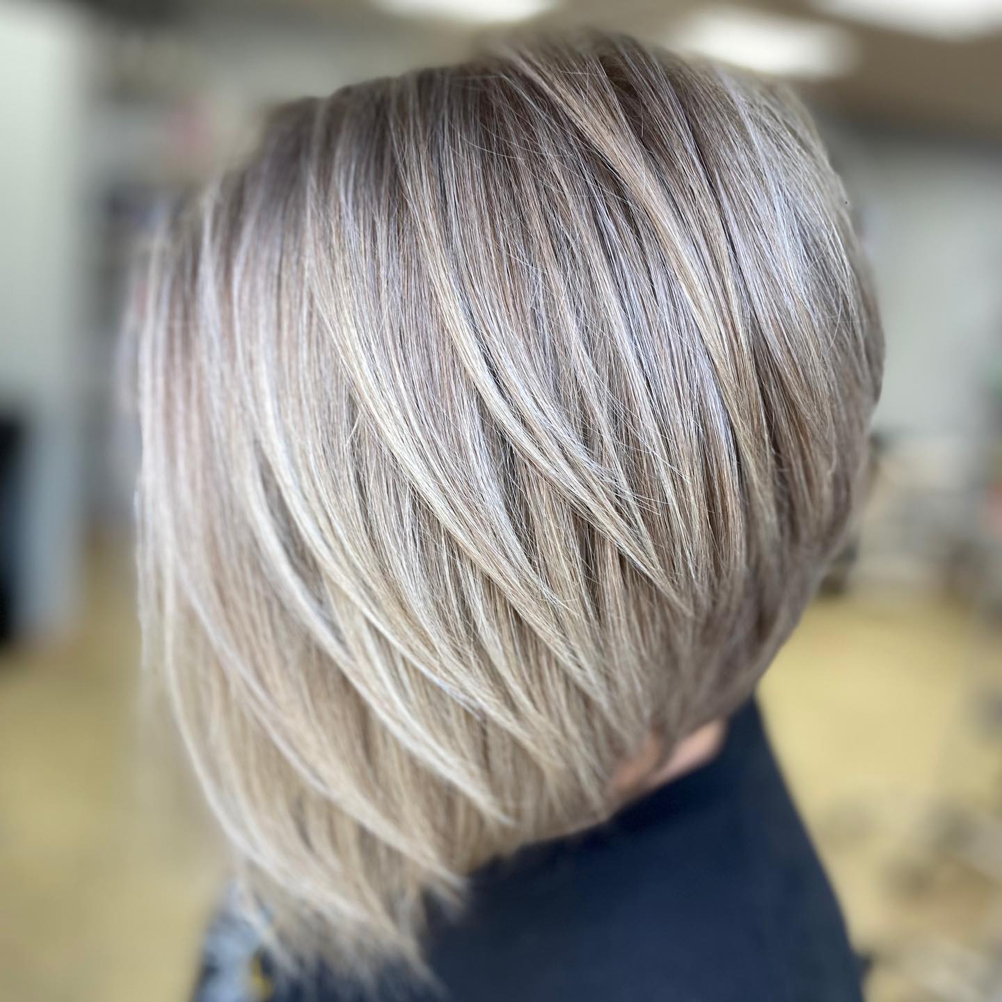 coupe de cheveux inversée et superposée