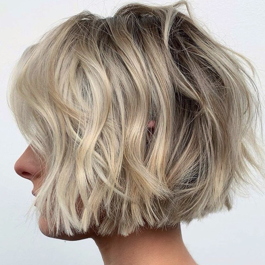 coupe de cheveux courte et hachée