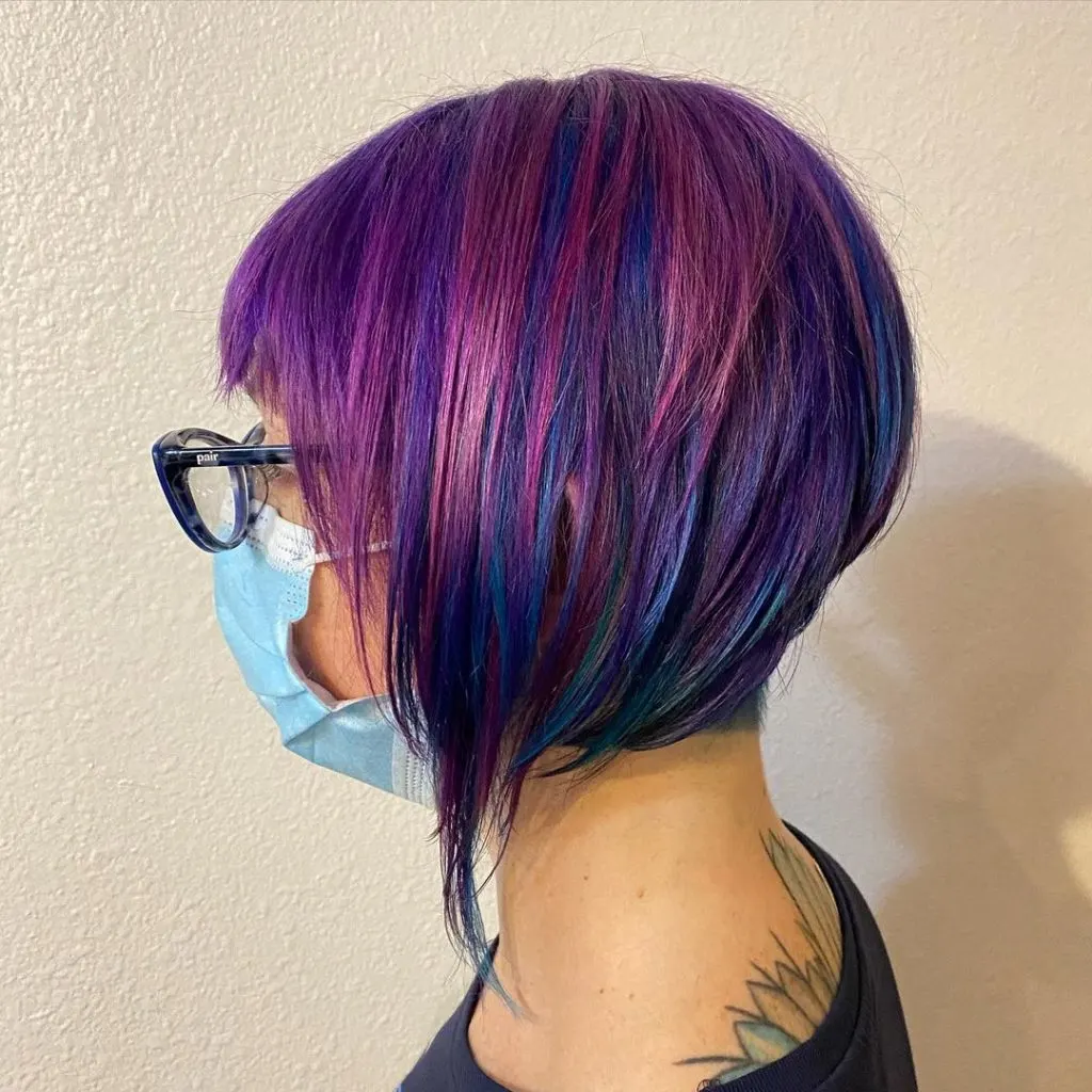 coupe de cheveux asymétrique colorée