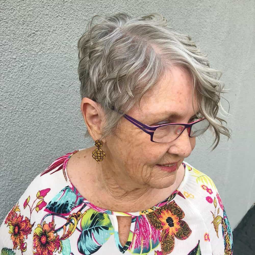 corte pixie con flequillo rizado para mujeres de más de 60 años