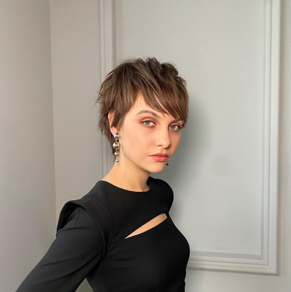 pixie cut with side bangs
