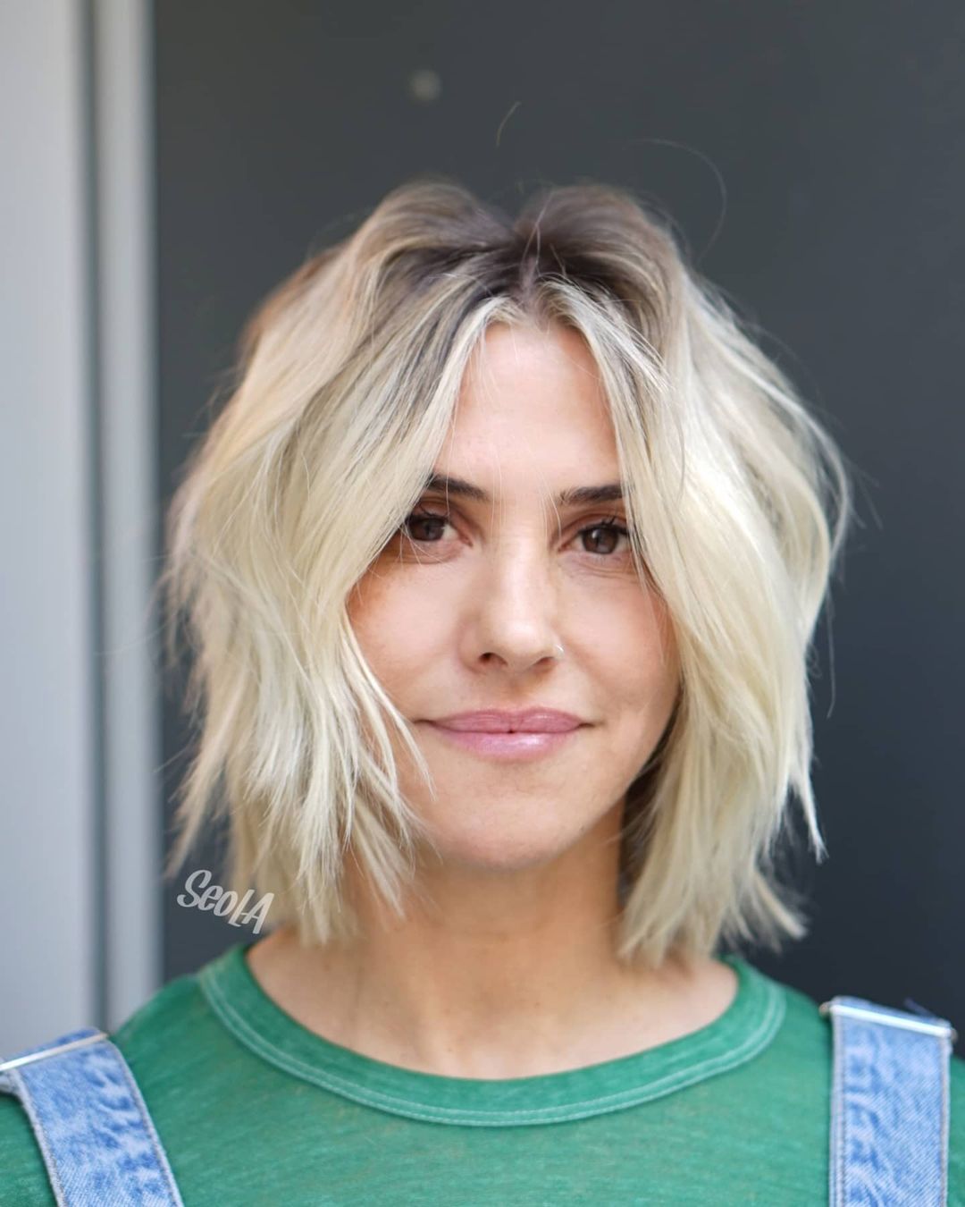 coupe de cheveux hachée avec frange en rideau