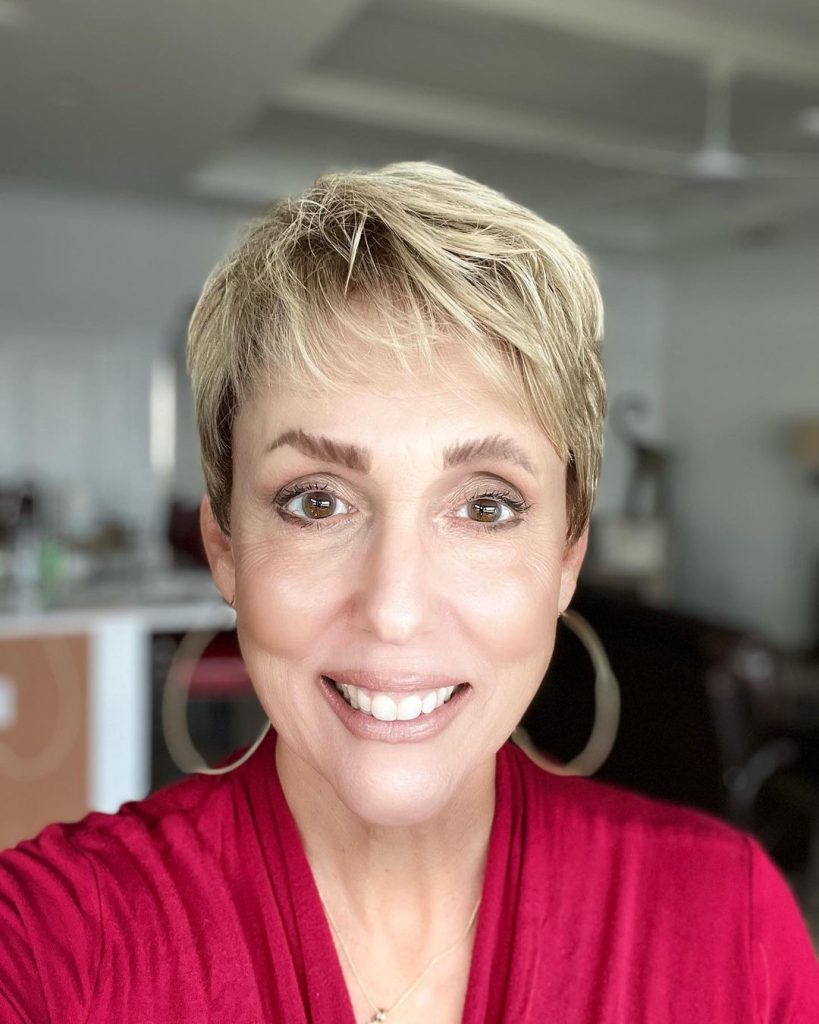 blonde pixie cut for oval face