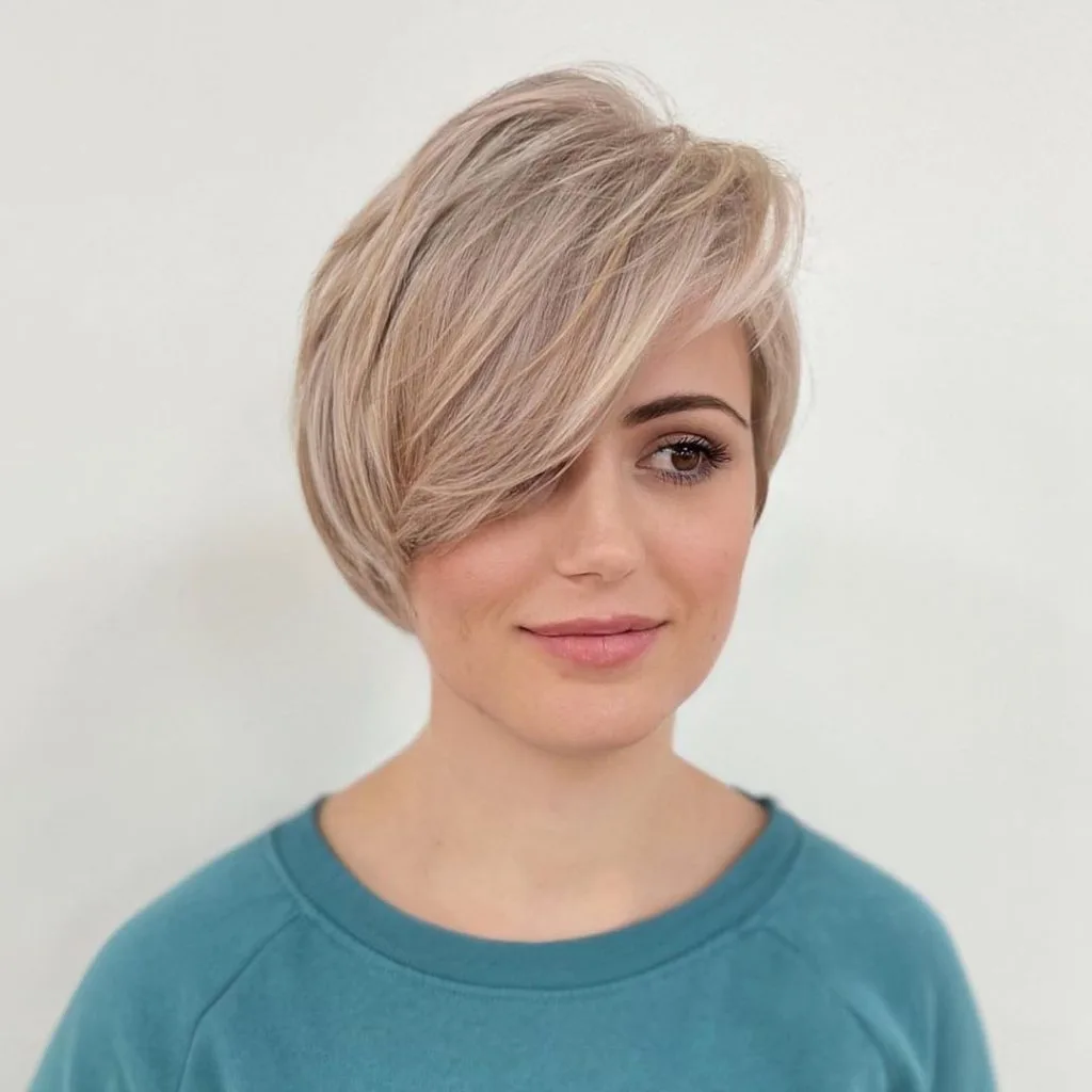 blonde pixie with bangs for round face