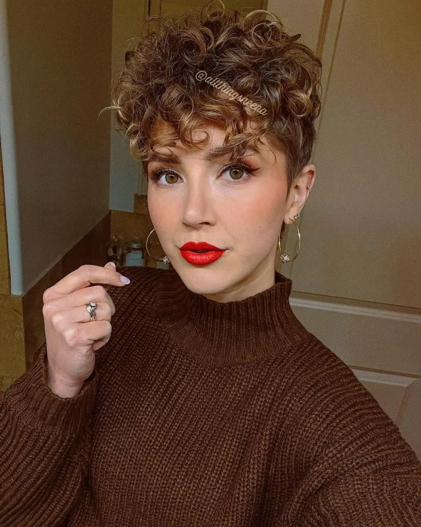 curly pixie cut for oval face