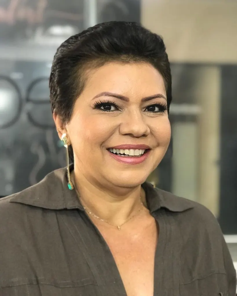 elegant pixie cut for round face