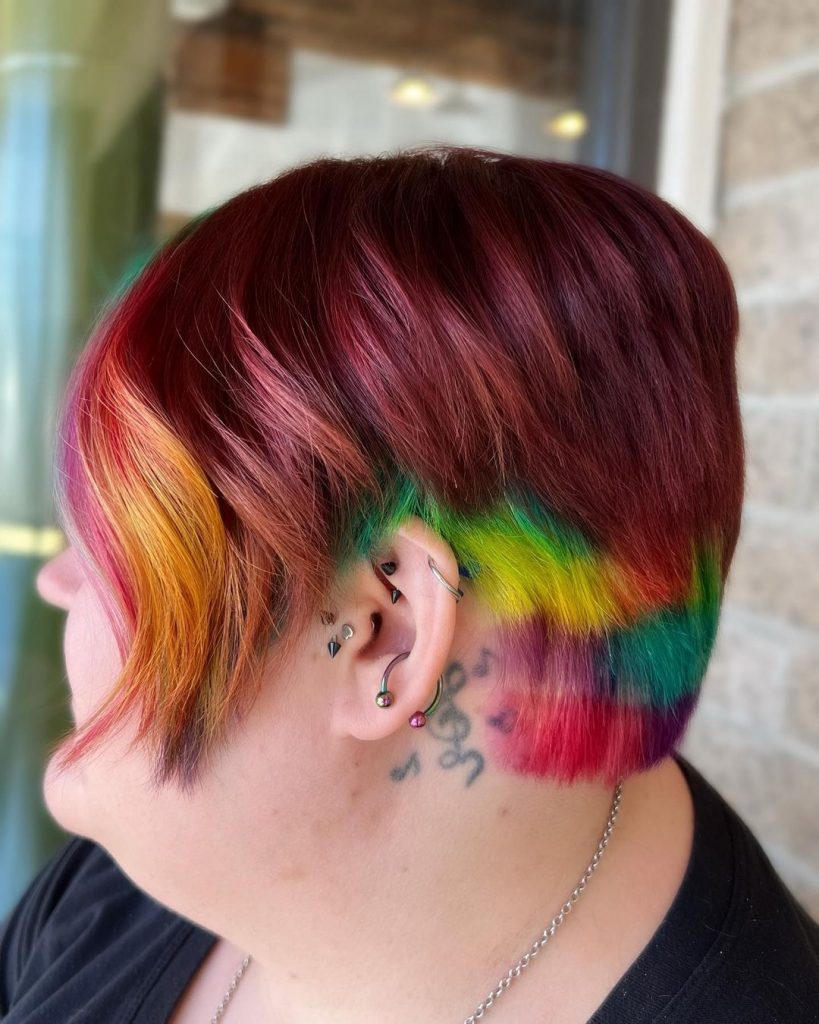 corte pixie colorido funky com patchwork arco-íris
