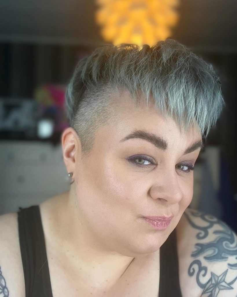 gray hair pixie for round face