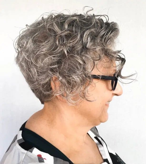 corte pixie para pelo rizado para mujeres de más de 60 años