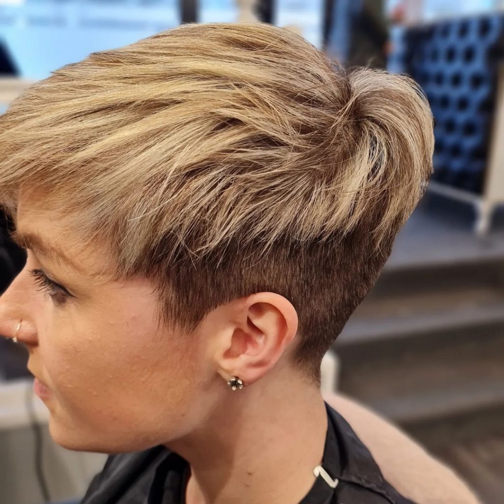 pixie cut for thick hair with dark lowlights