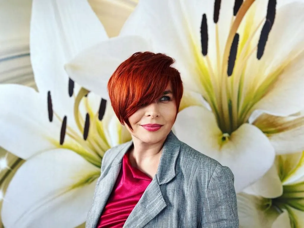 pixie cut with bangs for round face