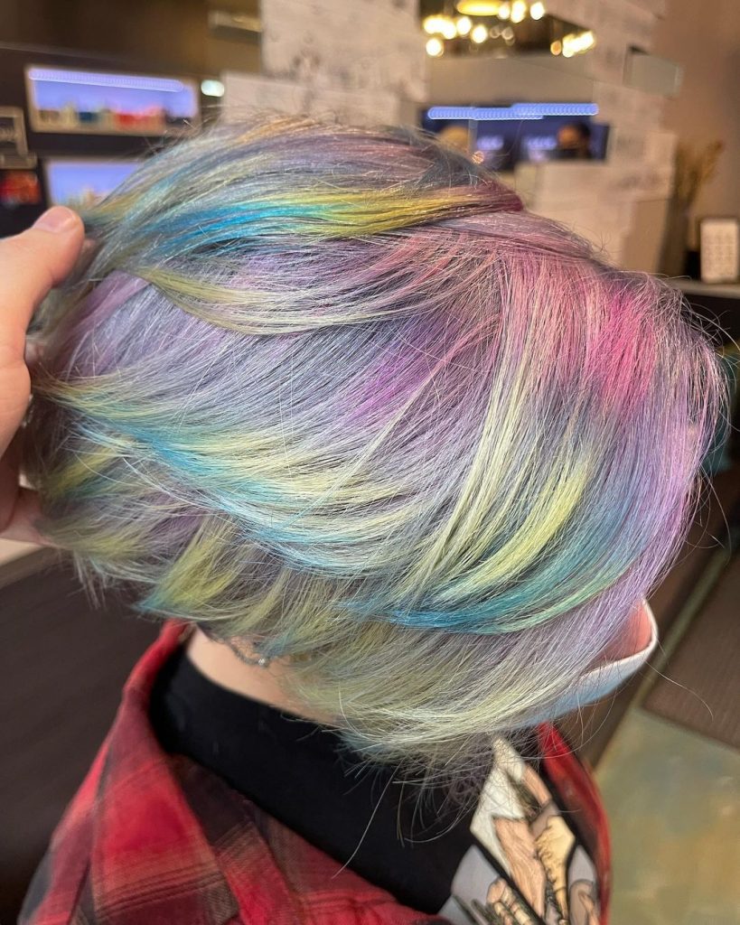 Taglio pixie colorato arcobaleno per capelli spessi