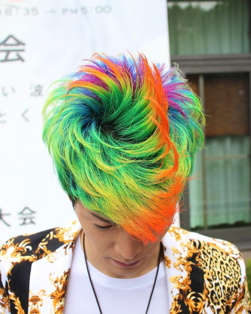corte pixie com picos de arco-íris