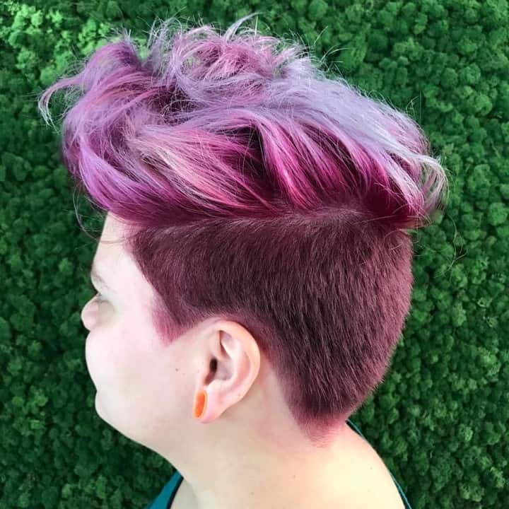 coupe de cheveux pixie en nuances de violet