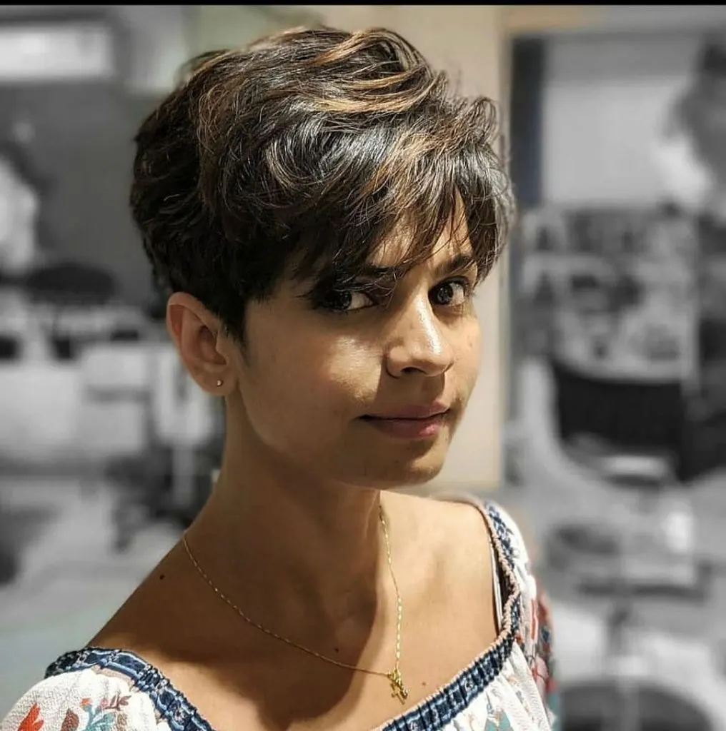 wavy pixie cut with bangs for round face