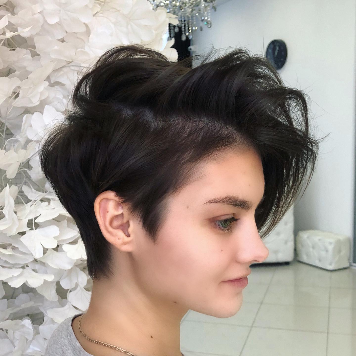 layered short hairstyle for fine hair