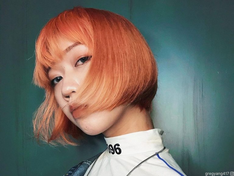 cabelo curto e liso com franja