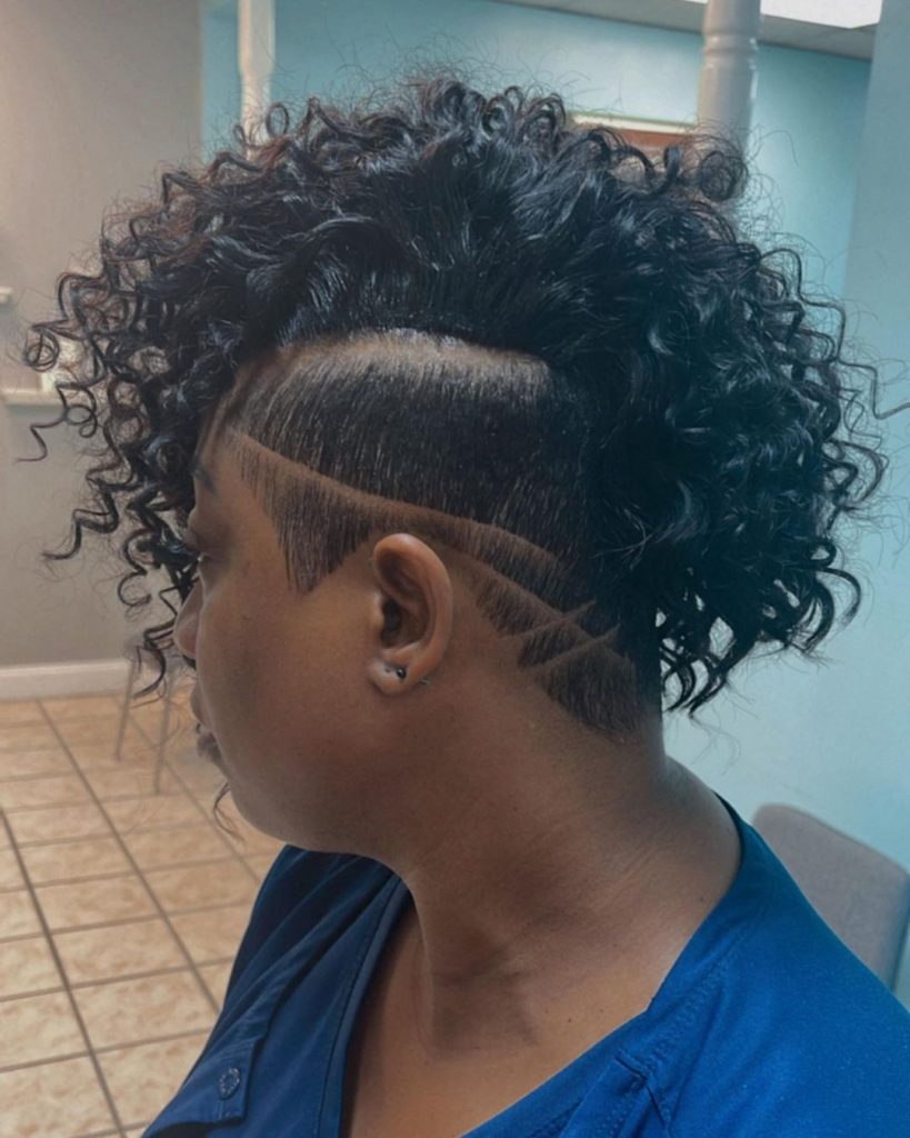 corte pixie encaracolado e arrojado para cabelo afro-americano