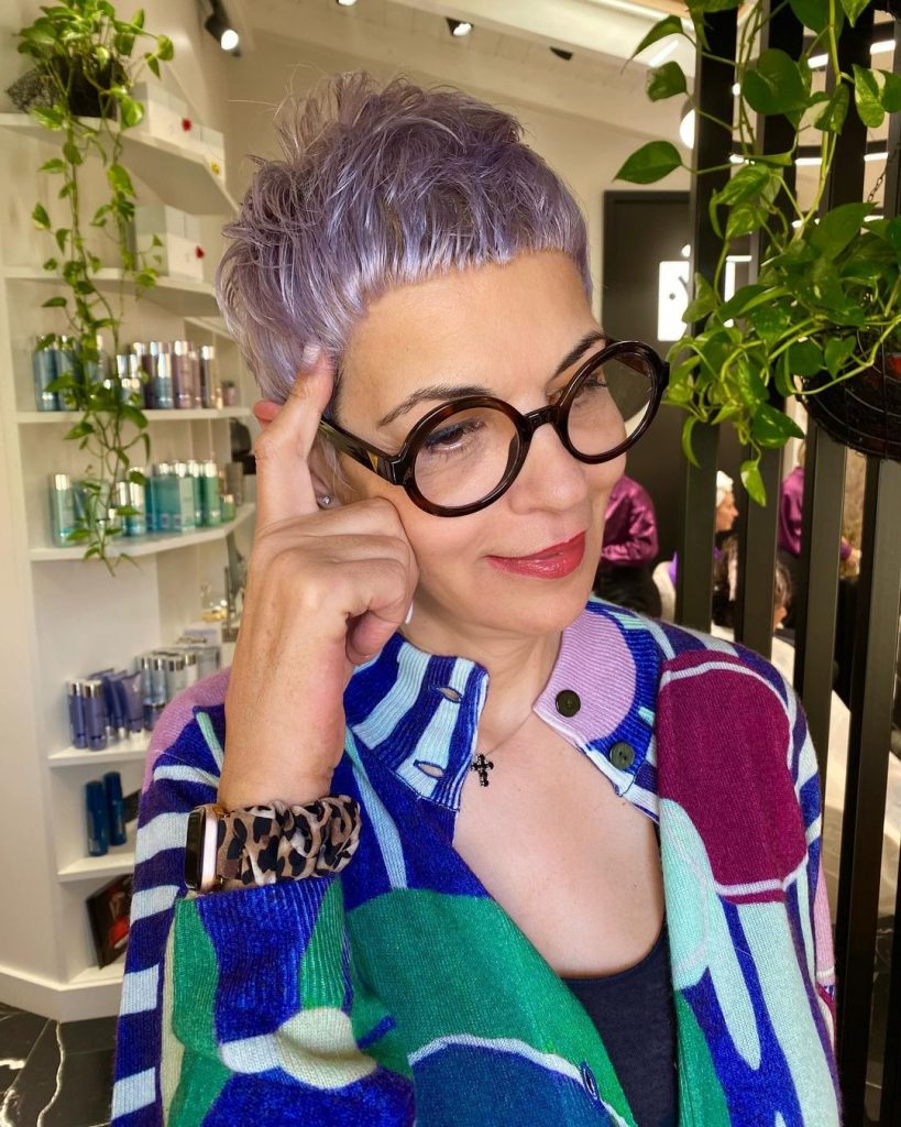 corte pixie de color funky para señoras mayores con gafas