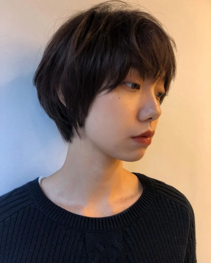 layered short hairstyle for fine hair