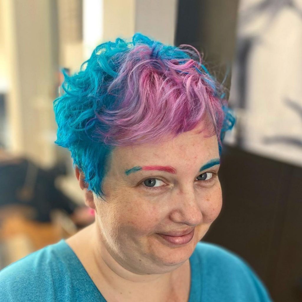 coupe pixie bouclée multicolore pour cheveux épais