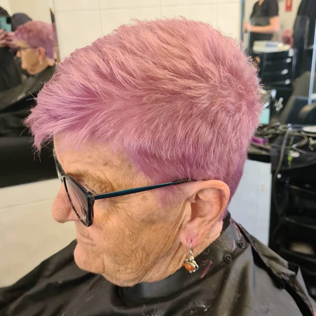taglio pixie rosa per donne over 70