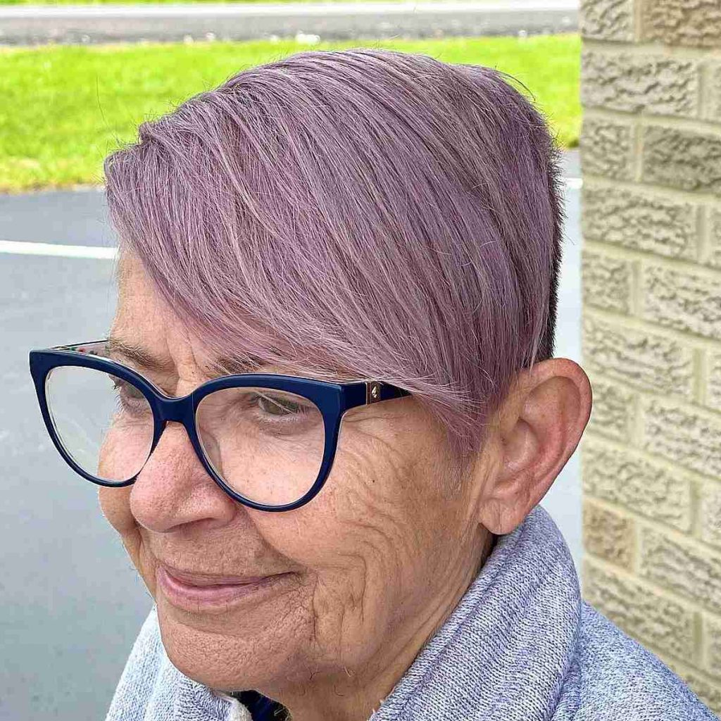 Taglio pixie viola per signore anziane con occhiali