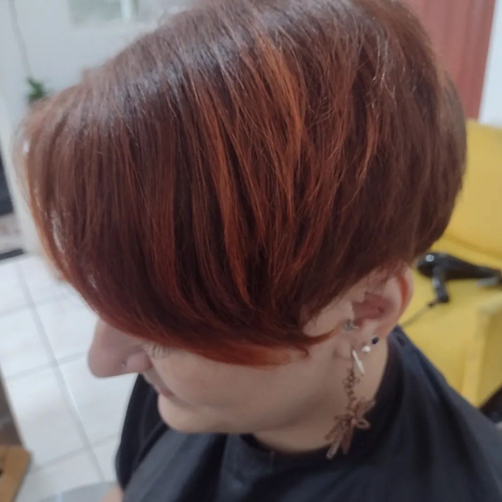 capelli rossi taglio pixie con frangia lunga