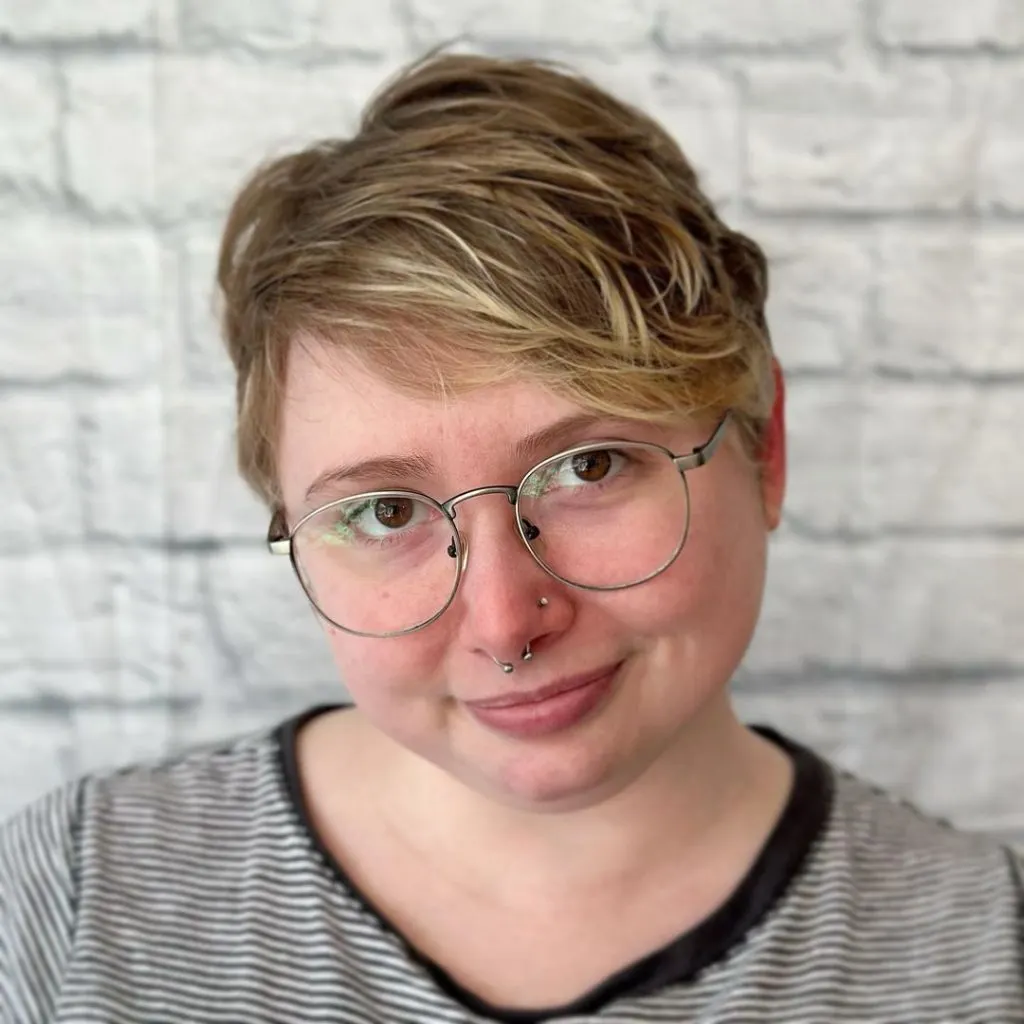 textured pixie cut for chubby face