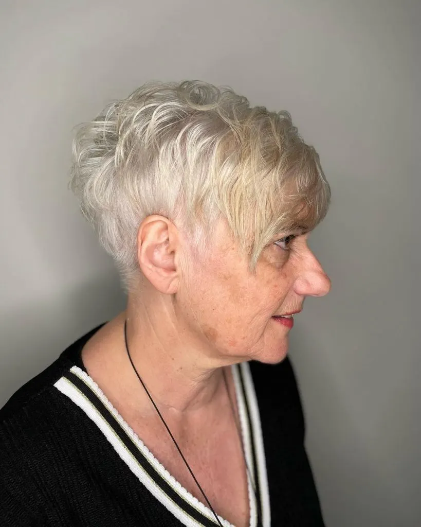 blonde krullende pixie cut voor oudere vrouwen