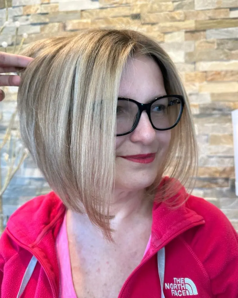 bob cut with blonde highlights for round faces