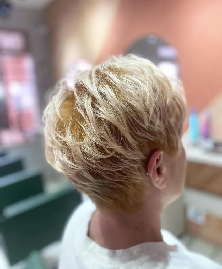 coupe pixie blonde hachée pour cheveux fins