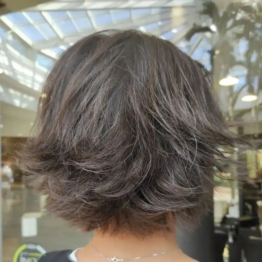 penteado curto com penas para cabelos finos