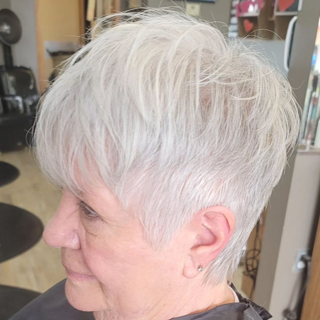 coupe pixie texturée grise pour cheveux fins