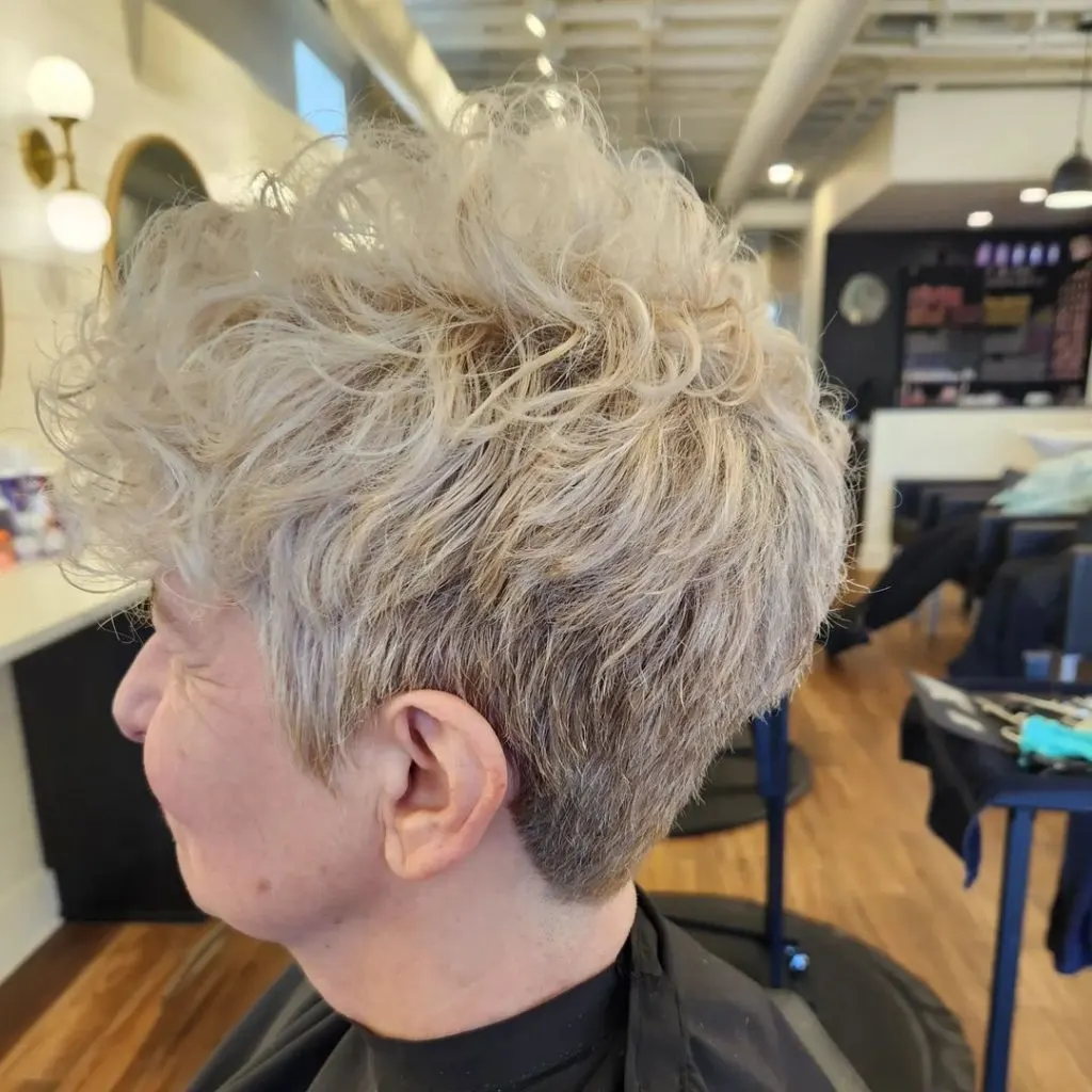messy short hairstyle for round faces