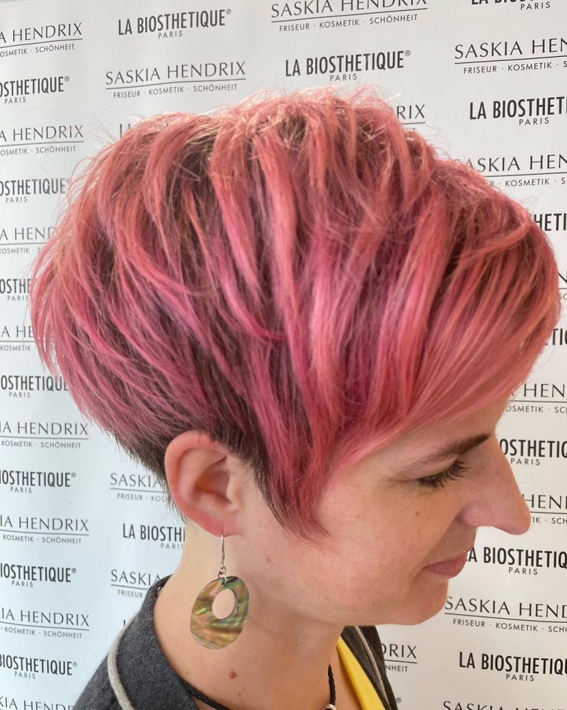 Taglio di capelli pixie rosa per capelli spessi