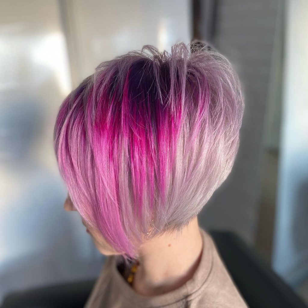 corte pixie para pelo grueso con mechas rosas y violetas