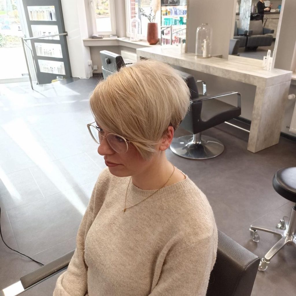 pixie cut with side bangs for round faces