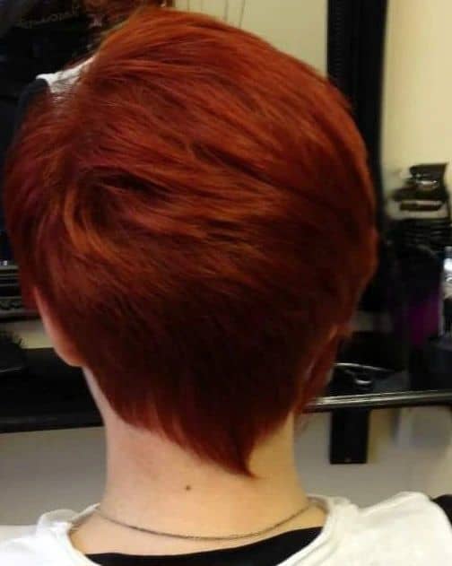 Taglio di capelli pixie rosso per capelli spessi