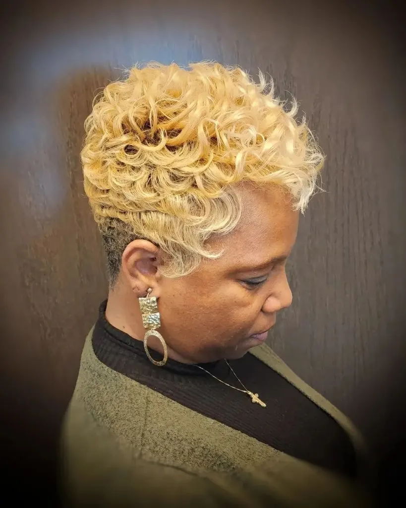 korte blonde krullende pixie cut voor oudere afrikaanse amerikaanse vrouwen