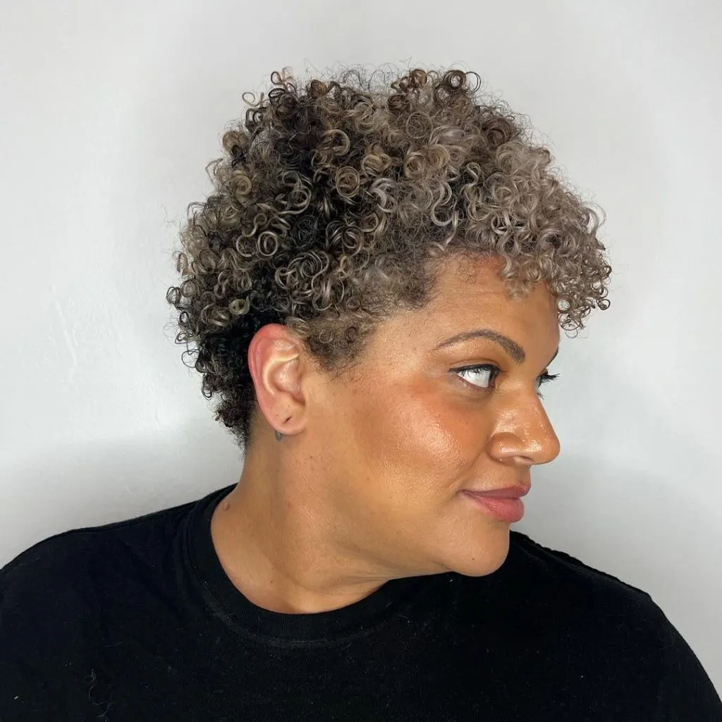 short curly hairstyle for round faces