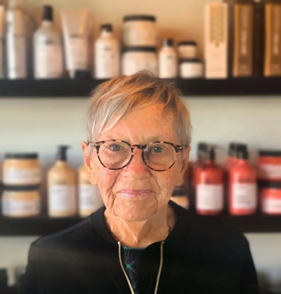 short haircut for older women with glasses