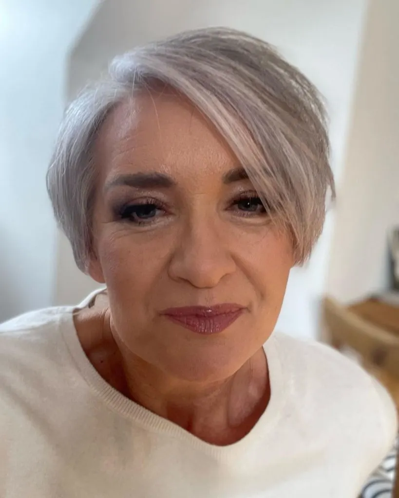 short haircut for older women with oval face