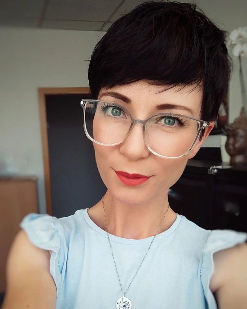 corte de pelo corto para mujeres mayores de 40 años con gafas