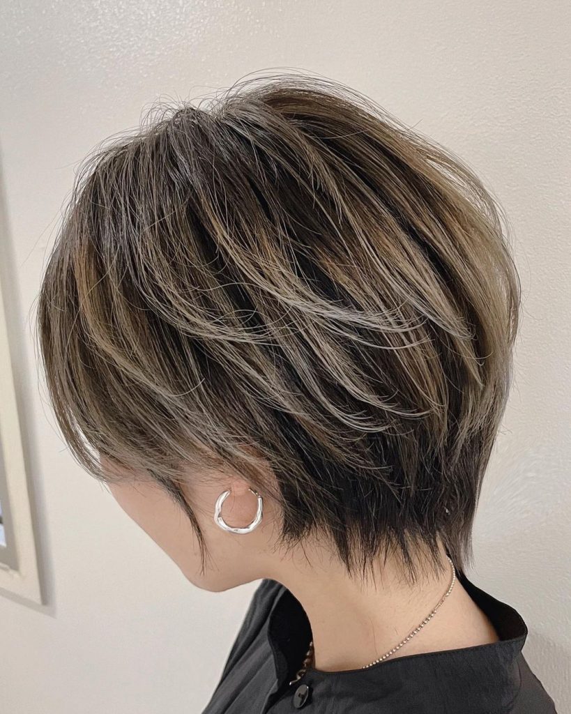 short hairstyle for fine hair with highlights