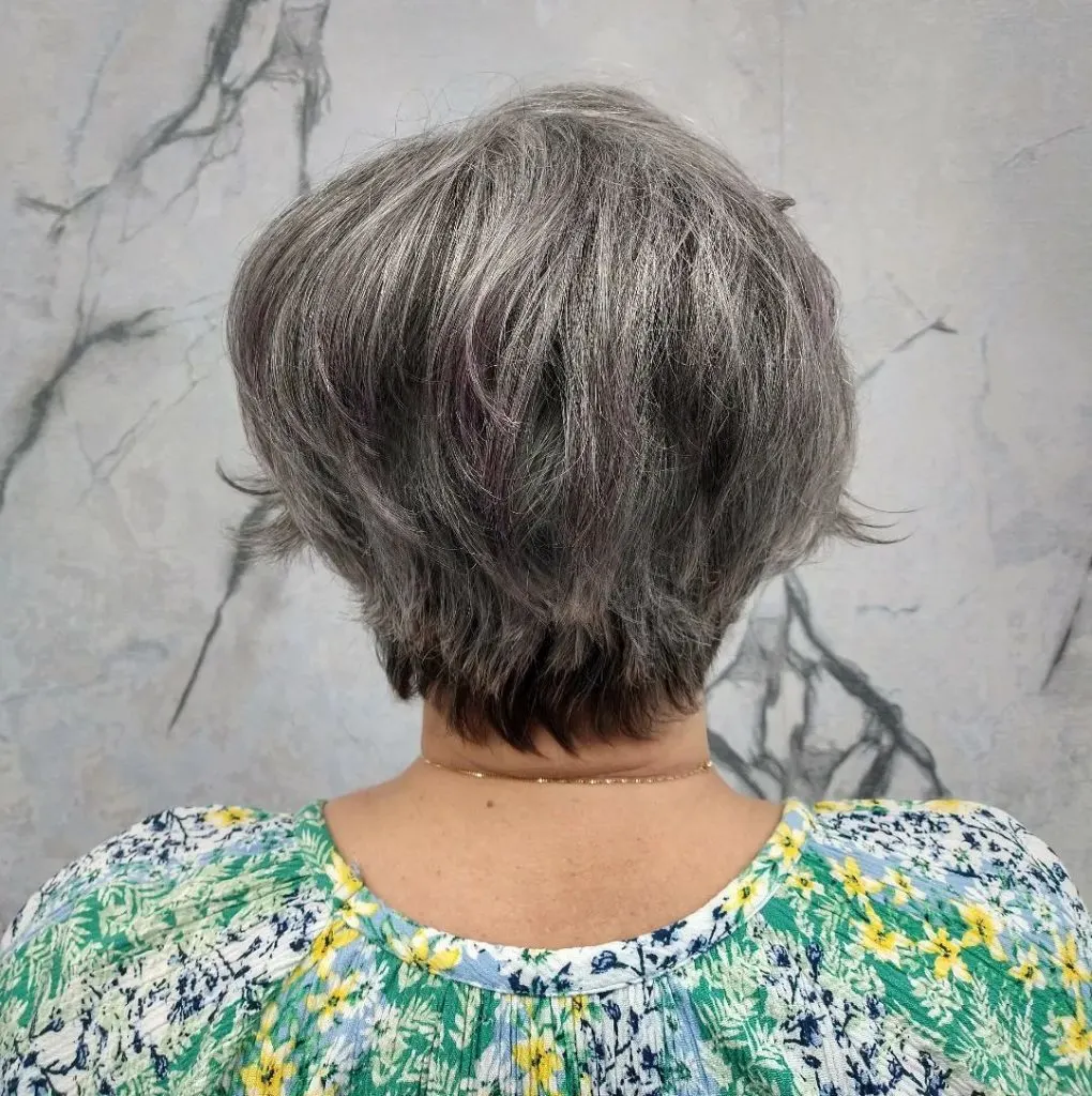 penteado curto para cabelos grisalhos espessos