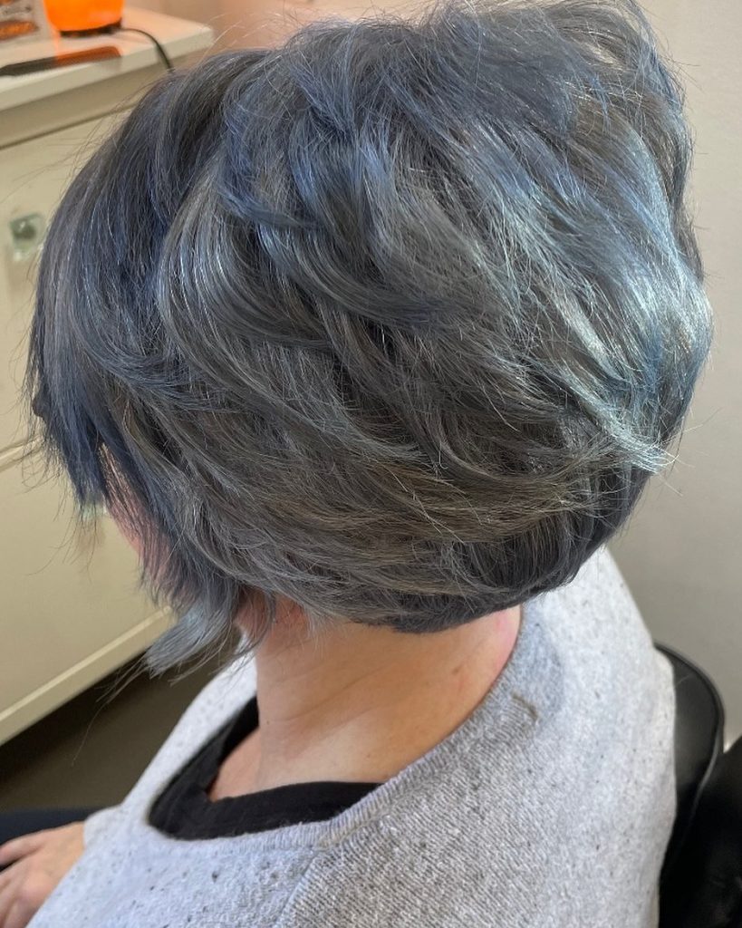 penteado curto azul estelar e prateado para cabelos grossos