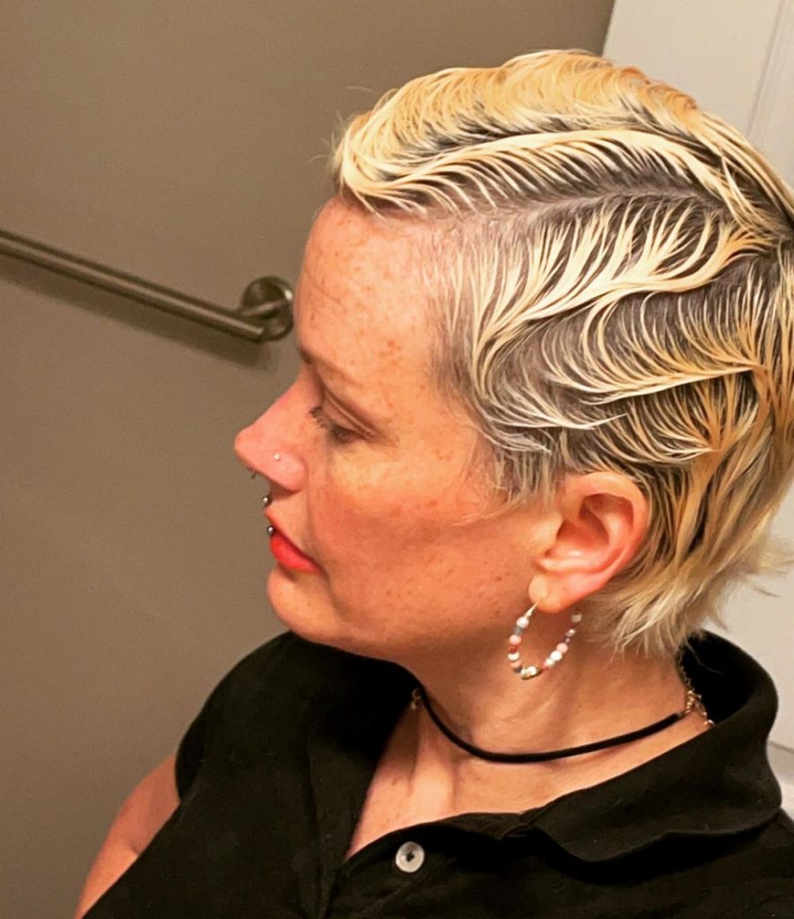 peinado corto con ondas vintage para mujeres de más de 40 años