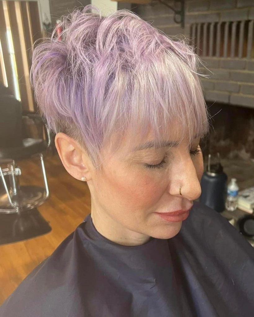 corte pixie violeta para cabello fino