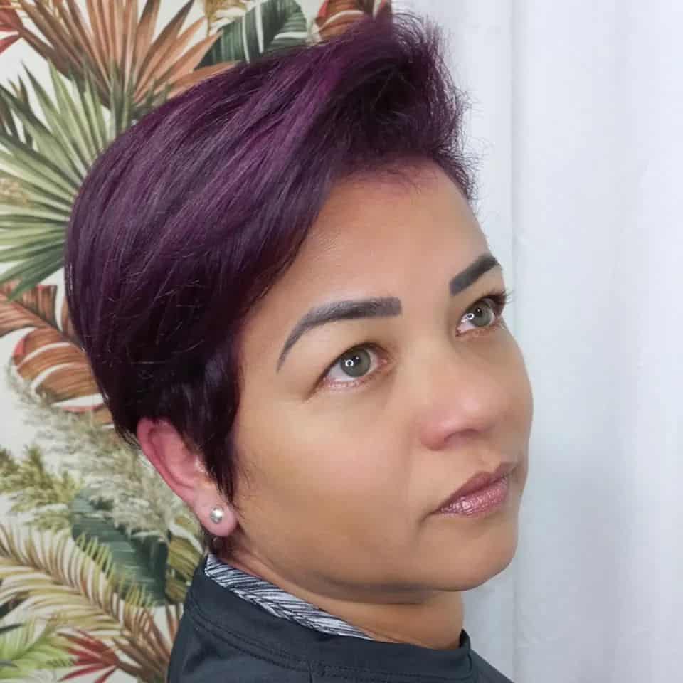 penteado curto violeta para mulheres com mais de 40 anos